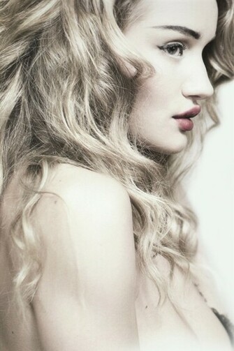 Rosie Huntington Whiteley Simply Beautiful iPhone Wallpaper