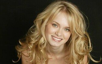 Sara Paxton Wallpaper