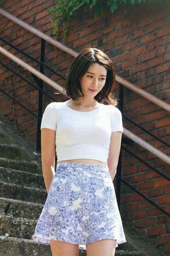 Kpop Girl Kwon Nara Hellovenus Jean Walking iPhone 4s Wallpaper