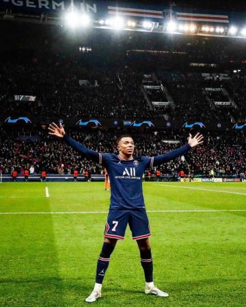 Football Tweet On Incredible Photo For An