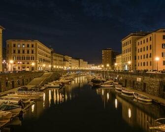 Wallpaper Tuscany Italy Livorno Canal Pier Boats Night