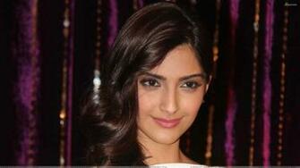 Smiling Face Of Sonam Kapoor At Utv Press Meet Wallpaper