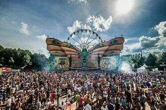 Tomorrowland Entre Fascination Et Coeurement Musique