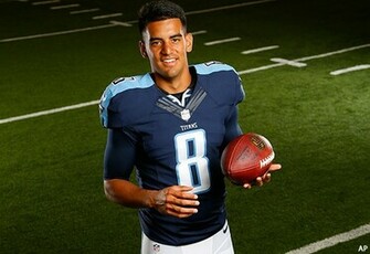 New Titans Qb Marcus Mariota Gets Jersey From Kicker Ryan Succop
