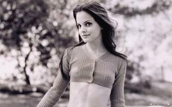 Mena Suvari Wallpaper Pack