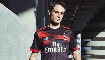 Les Maillots Du Milan Ac Pour La Saison