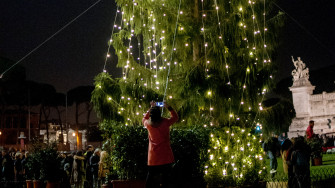 Rome S Sad Christmas Tree Gets A Makeover After Residents Complain