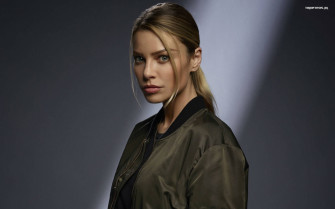 Pick A Flower Lauren German Wallpaper