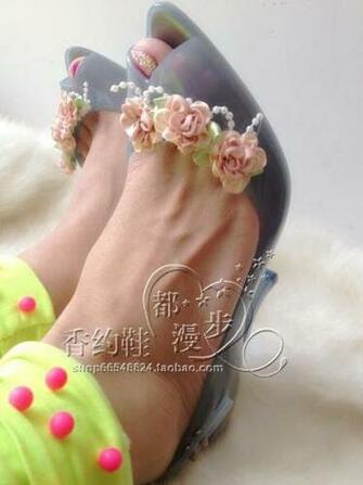 High Heels Melissa Debling Sofa Wallpaper Pictures
