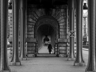Wallpaper Sur Le Pont De Bir Hakeim A Woman On The