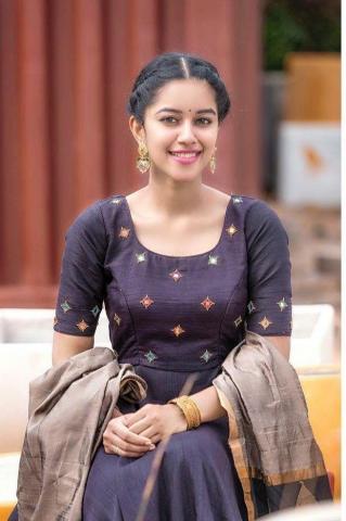Mirnalini Ravi Stylish Girl Image Beauty Full Beautiful