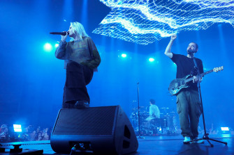 As Suena Emily Armstrong La Vocalista De Linkin Park Que Esperan Wallpaper