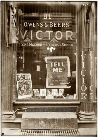 Monochrome Vintage Historic Wallpaper