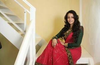HD Image Of Raima Sen In Saree Wallpaper Under The