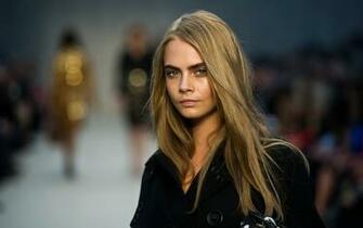 Cara Delevingne En Pasarela Fondo De Pantalla