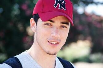 Men S Gray Crew Neck Shirt And Red New York Yankees Baseball Cap