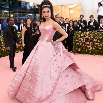 Celebrities Strike A Pose On The Met Gala Red Carpet Wallpaper