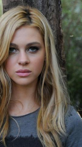 Nicola Peltz Wallpaper Broken Panda