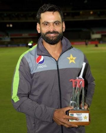 Mohammad Hafeez With Man Of The Match Award Did You Like His