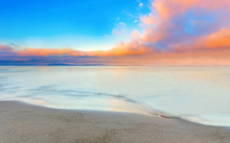 4k Ultra HD Serene Beach Horizon Wallpaper