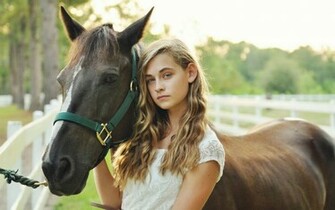 Meisje Met Paard Achtergrond HD Vrouw Wallpaper Foto