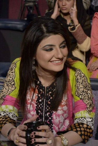 Hot Cute Pakistani Girls Wallpaper