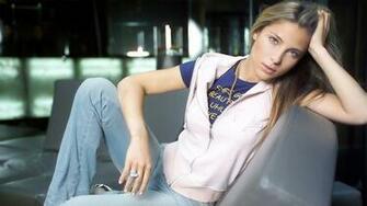 Elsa Pataky In Blue Jeans Wallpaper