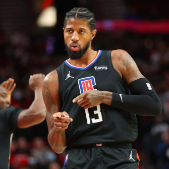 Paul George Shooting For The Clippers Wallpaper