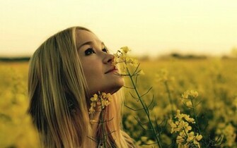 Vrouwen Wallpaper Met Een Vrouw In Veld Vol Gele Bloemen HD