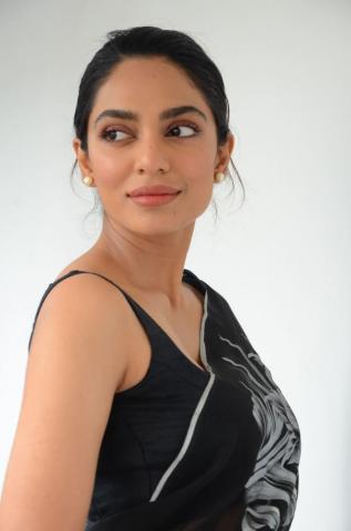 Sobhita Dhulipala Hot Bikini Topless Pics Navel Saree Photos