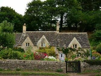 English Cottage Wallpaper