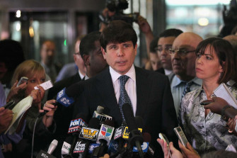 Rod Blagojevich Surrounded By Mics And Ers Wallpaper
