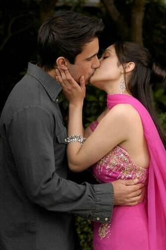 Love Estoriees Kiss Wallpaper