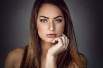 Pitt Heinzinger Straight Hair Portrait Thinking Model