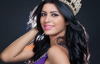 Wallpaper Look Pose Smile Background Portrait Crown Makeup