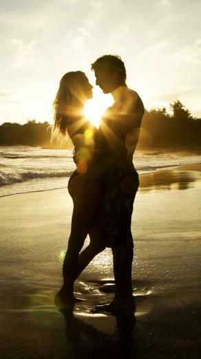 Sweet Couple iPhone Wallpaper