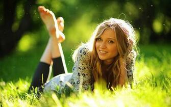 Hollywood Actress Photography Wallpaper Green Grass