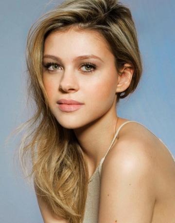Nicola Peltz Hot Sizzling Photos Image In Shorts