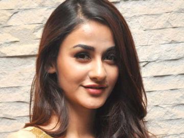 Aditi Arya Hq Wallpaper