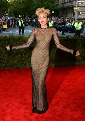 Met Gala Fotos Miley Cyrus Look Posando A Su