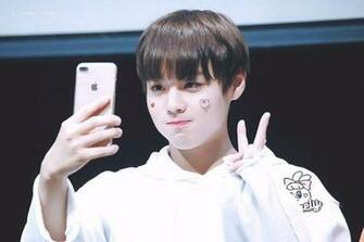 Wanna One S Park Jihoon Struggles Using An iPhone For The