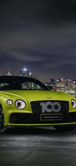 The Classic Style Of A Bentley Meets Modern Technology Wallpaper