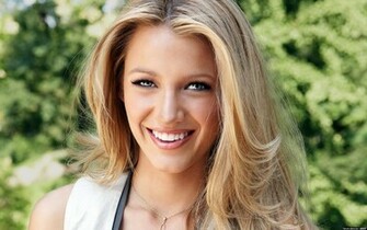 Sourire Blonde Wallpaper