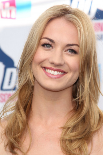 Yvonne Strahovski Wallpaper