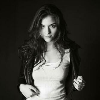 Quinn Shephard Monochrome Apple iPad Air Wallpaper