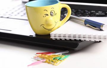 Wallpaper Creative Positive Blur Handle Smile Cup Notepad