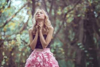 Praying Girl Image HD Pictures