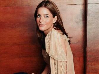 Amanda Peet Smile HD Pictures Full Wallpaper Background