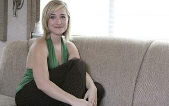 Allison Mack Wallpaper