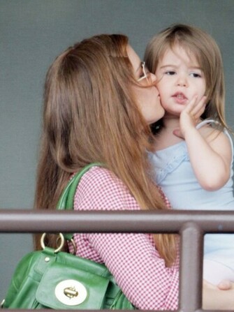 Hot Wallpaper Isla Fisher Baby
